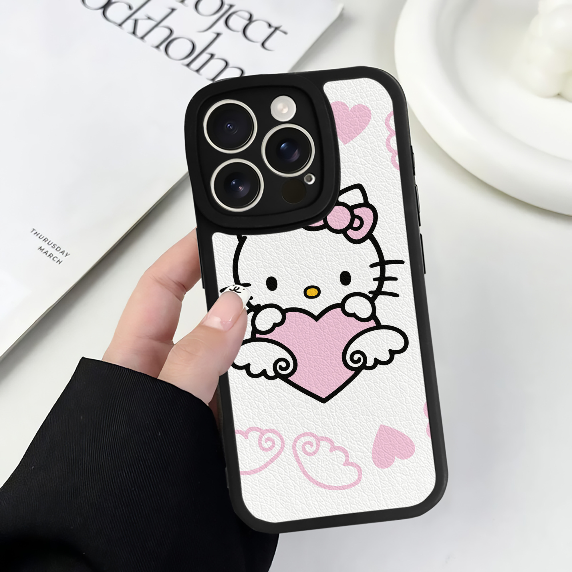 （画像用） Hello Kitty ハローキティ 【iPhone 16シリーズ対応】シリコンスマホケース（レザー調） 材質：シリコン